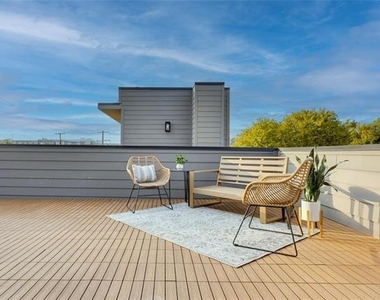 2336 N Carroll Avenue - Photo Thumbnail 3