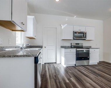2621 Silver Leaf Lane - Photo Thumbnail 10