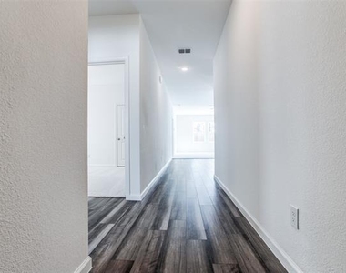 2621 Silver Leaf Lane - Photo Thumbnail 6