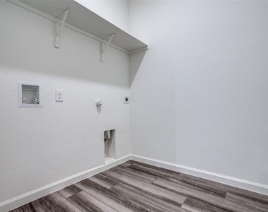 2621 Silver Leaf Lane - Photo Thumbnail 21