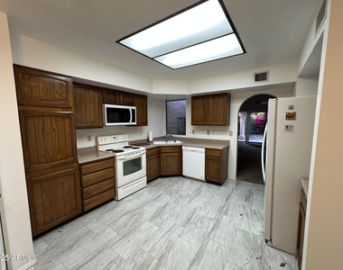 7884 E Horseshoe Lane - Photo Thumbnail 11