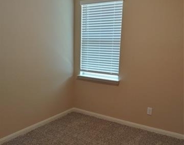 280 Moonstone Way - Photo Thumbnail 5