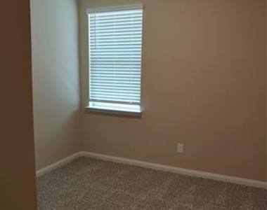 280 Moonstone Way - Photo Thumbnail 4
