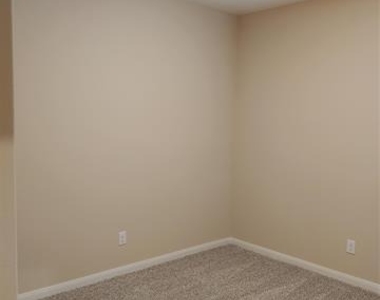 280 Moonstone Way - Photo Thumbnail 6