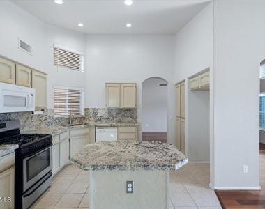 15251 W Verde Lane - Photo Thumbnail 5