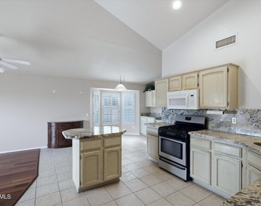 15251 W Verde Lane - Photo Thumbnail 6