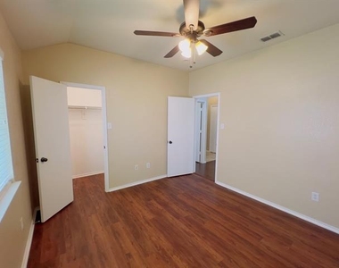 1031 Johnson City Avenue - Photo Thumbnail 5