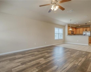 817 Silvermoon Drive - Photo Thumbnail 4
