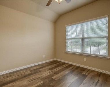817 Silvermoon Drive - Photo Thumbnail 2