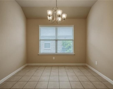 817 Silvermoon Drive - Photo Thumbnail 5