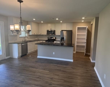 2612 Wesley Avenue - Photo Thumbnail 3