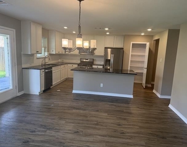 2612 Wesley Avenue - Photo Thumbnail 4