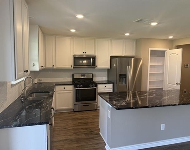 2612 Wesley Avenue - Photo Thumbnail 5