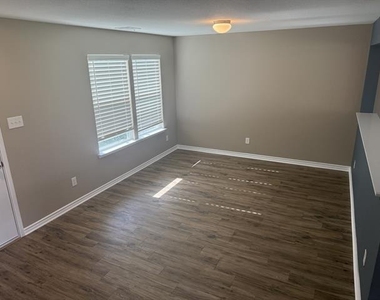 2612 Wesley Avenue - Photo Thumbnail 10