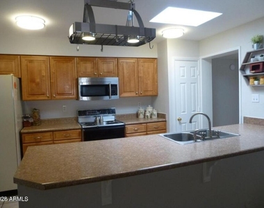 946 E Loma Vista Drive - Photo Thumbnail 4