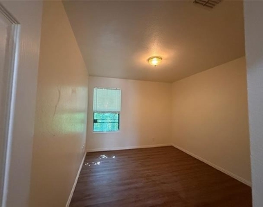 216 Creek Cove Drive - Photo Thumbnail 14