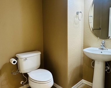 2138 W Marconi Avenue - Photo Thumbnail 11