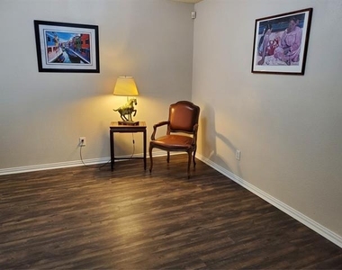 5005 Boxwood Lane - Photo Thumbnail 3