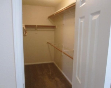 5005 Boxwood Lane - Photo Thumbnail 5
