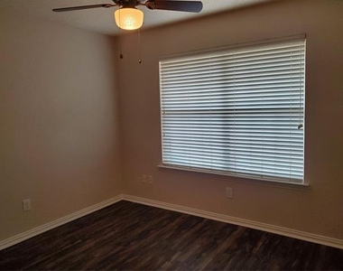 5005 Boxwood Lane - Photo Thumbnail 18