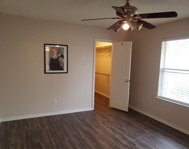 5005 Boxwood Lane - Photo Thumbnail 4