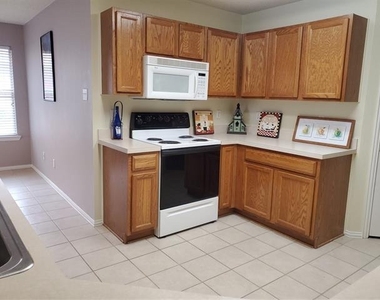 5005 Boxwood Lane - Photo Thumbnail 8