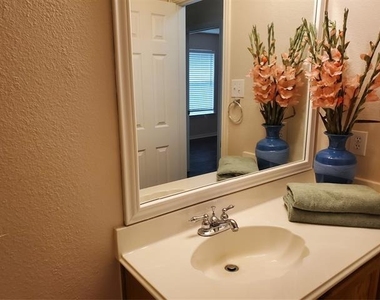 5005 Boxwood Lane - Photo Thumbnail 15