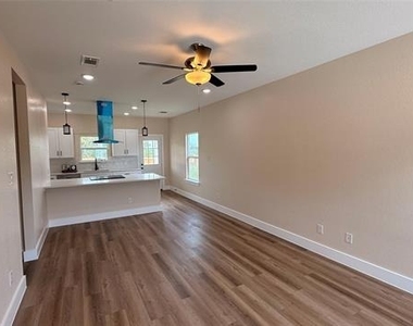 2619 Creekview Drive - Photo Thumbnail 2
