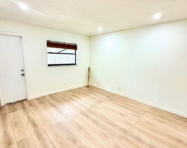 5730 Nw 27th Court - Photo Thumbnail 8