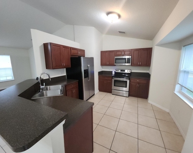 842 Se Walters Terrace - Photo Thumbnail 7