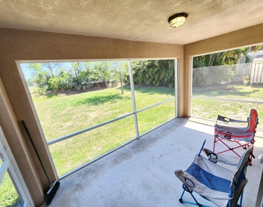 842 Se Walters Terrace - Photo Thumbnail 3