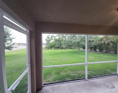 842 Se Walters Terrace - Photo Thumbnail 10