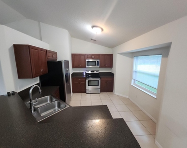 842 Se Walters Terrace - Photo Thumbnail 11