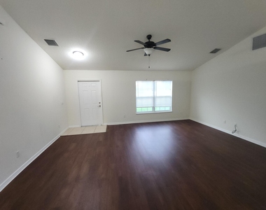 842 Se Walters Terrace - Photo Thumbnail 12