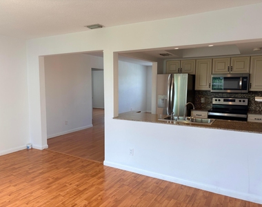 1009 Sw 3rd Way - Photo Thumbnail 12