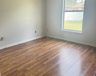 443 Sw Sadwick Avenue - Photo Thumbnail 6