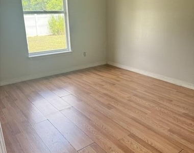 443 Sw Sadwick Avenue - Photo Thumbnail 5