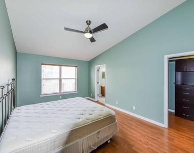 9687 Lago Drive - Photo Thumbnail 7