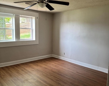 912 Berryhill Road - Photo Thumbnail 4