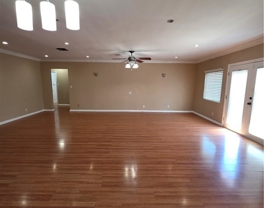 863 N 9th Avenue - Photo Thumbnail 5