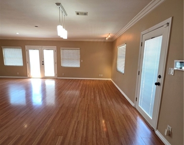 863 N 9th Avenue - Photo Thumbnail 4