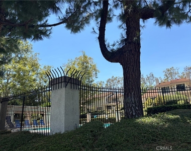 957 Creekside Drive - Photo Thumbnail 4