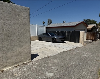 20324 Oxnard Street - Photo Thumbnail 7