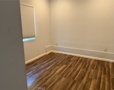 20324 Oxnard Street - Photo Thumbnail 5