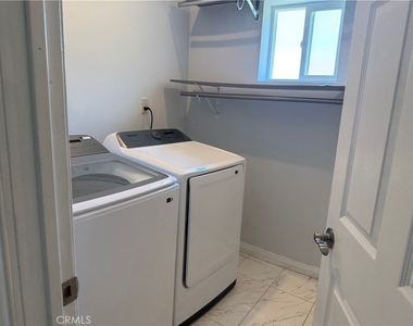 20324 Oxnard Street - Photo Thumbnail 6