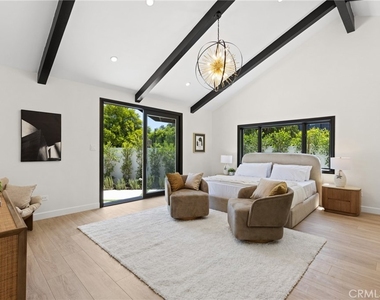 6016 N Woodlake Avenue - Photo Thumbnail 11