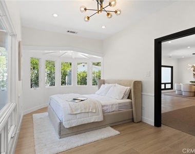 6016 N Woodlake Avenue - Photo Thumbnail 17