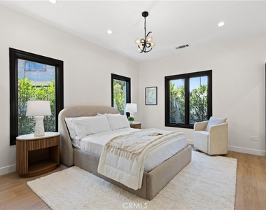6016 N Woodlake Avenue - Photo Thumbnail 15