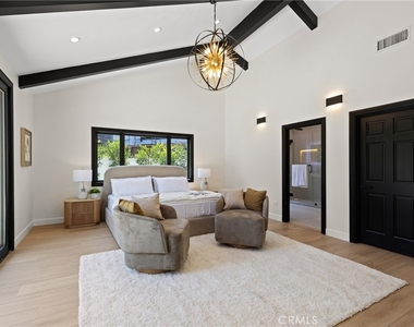 6016 N Woodlake Avenue - Photo Thumbnail 12