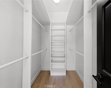 6016 N Woodlake Avenue - Photo Thumbnail 14